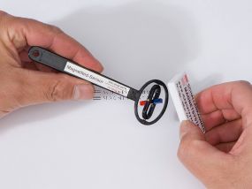 Magnetic polarity viewer, cardanic