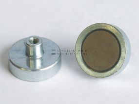 Magnetic system with threaded socket and magnetic core made of samarium-cobalt