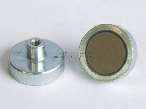 Magnetic system with threaded socket and magnetic core made of samarium-cobalt