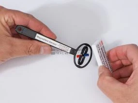 Magnetic polarity viewer, cardanic