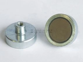 Magnetic system with threaded socket and magnetic core made of samarium-cobalt