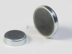 Magnetic system, pot magnet with magnetic core made of ferrite
