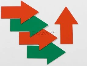 Turnable magnet &quot;Arrow&quot;, W: 125 mm, H: 80/40 mm, magnetic on both sides, green/red